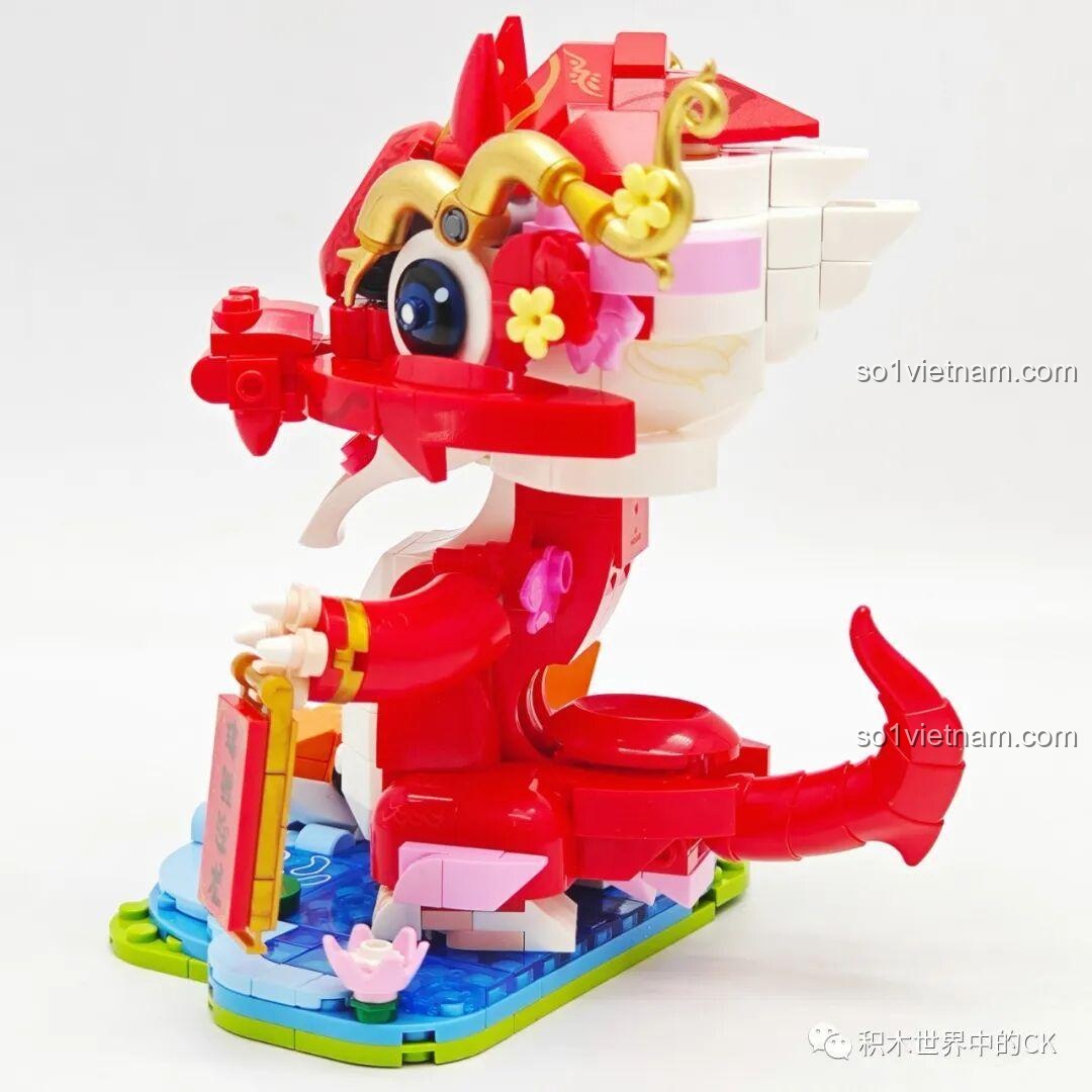 Mô hình Rồng Đỏ Đón Lộc Keeppley K19910 nhìn từ góc bên phải, khoe phần đuôi cong.