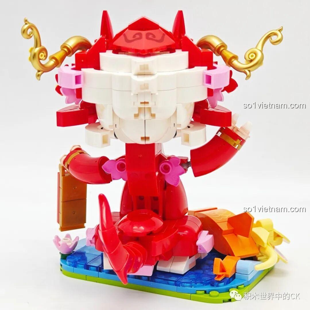 Mặt sau của mô hình Rồng Đỏ Đón Lộc Keeppley K19910 với các chi tiết lưng và sừng.