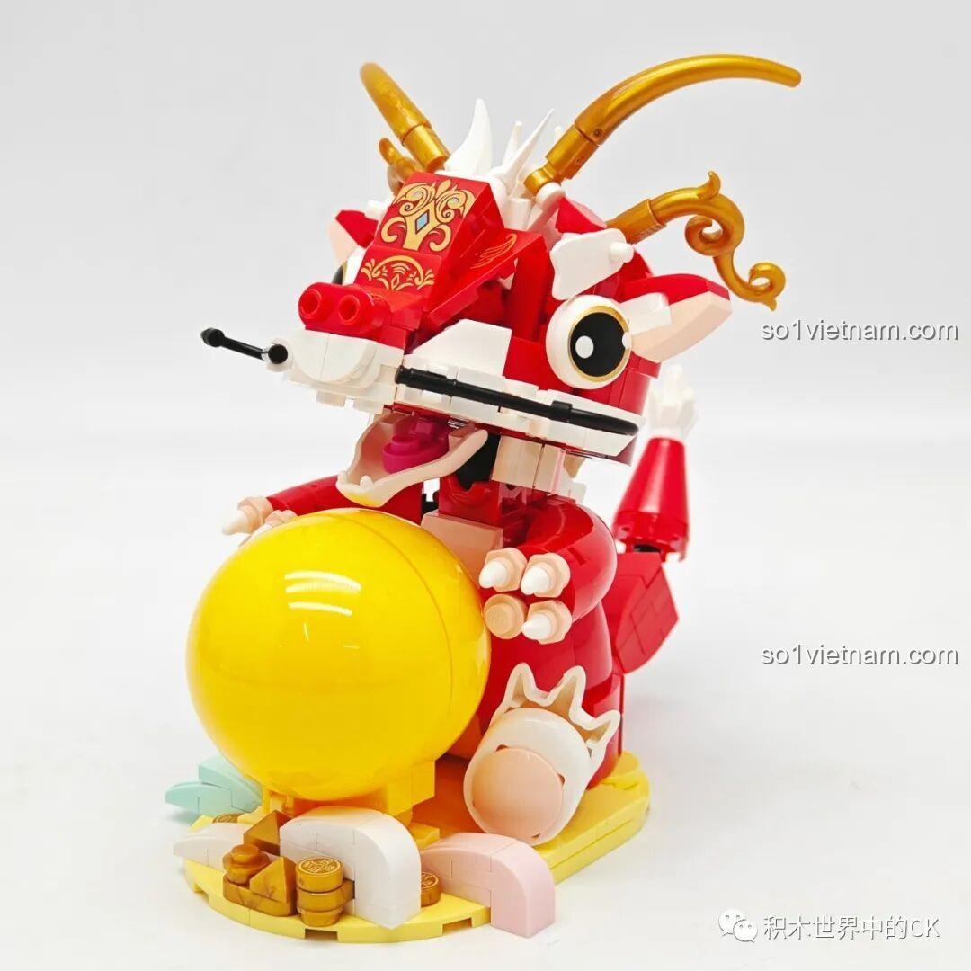 Mô hình Keeppley K19909 Rồng Ôm Ngọc Vàng đã hoàn thiện, nhìn từ góc chính diện bên trái.