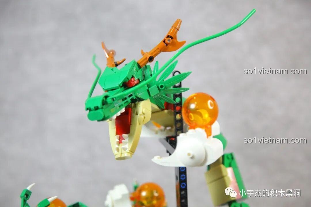 Mô hình Rồng Thần Shenron hoàn chỉnh nhìn từ góc bên, khoe trọn vẹn đường cong uốn lượn của thân rồng.