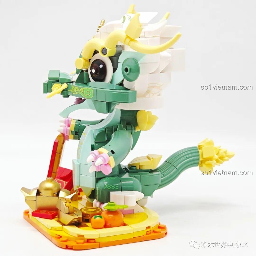 Mô hình Rồng Xanh Tụ Bảo Keeppley K19910 nhìn từ góc bên phải, khoe phần đuôi và thân.