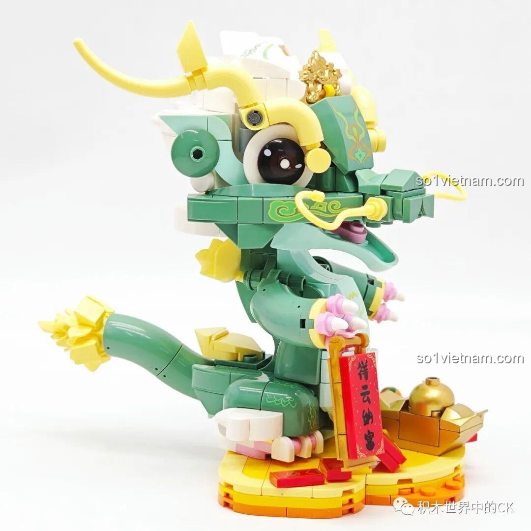 Mô hình Rồng Xanh Tụ Bảo Keeppley K19910 nhìn từ góc bên trái, cầm câu đối tài lộc.