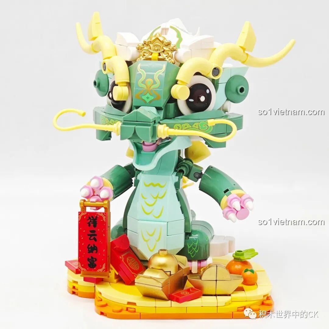 Mô hình Rồng Xanh Tụ Bảo từ bộ Keeppley K19910 đã hoàn thiện, cầm câu đối tài lộc.