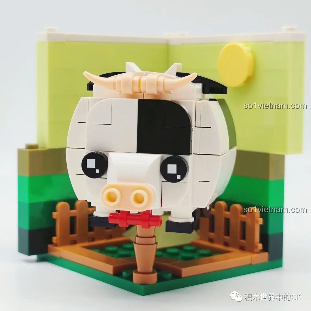 Mô hình lắp ráp Rubik hình Bò Sữa từ bộ sưu tập LQFUN Magic Cube, với sừng và chuông đỏ đặc trưng.