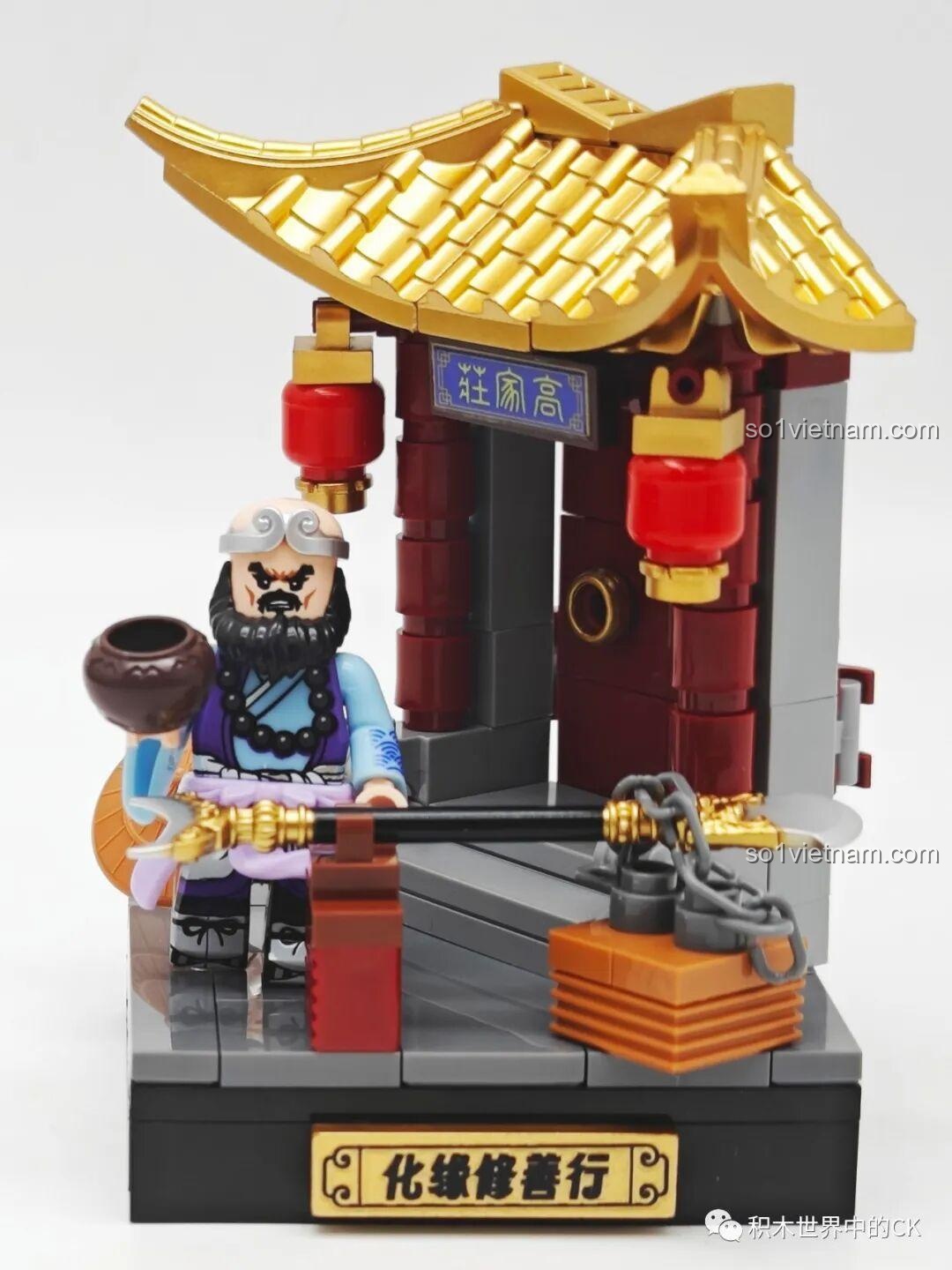 Góc nhìn chéo của mô hình Sa Tăng Hóa Duyên, Sa Tăng đứng trước cổng chùa trông rất cần mẫn.