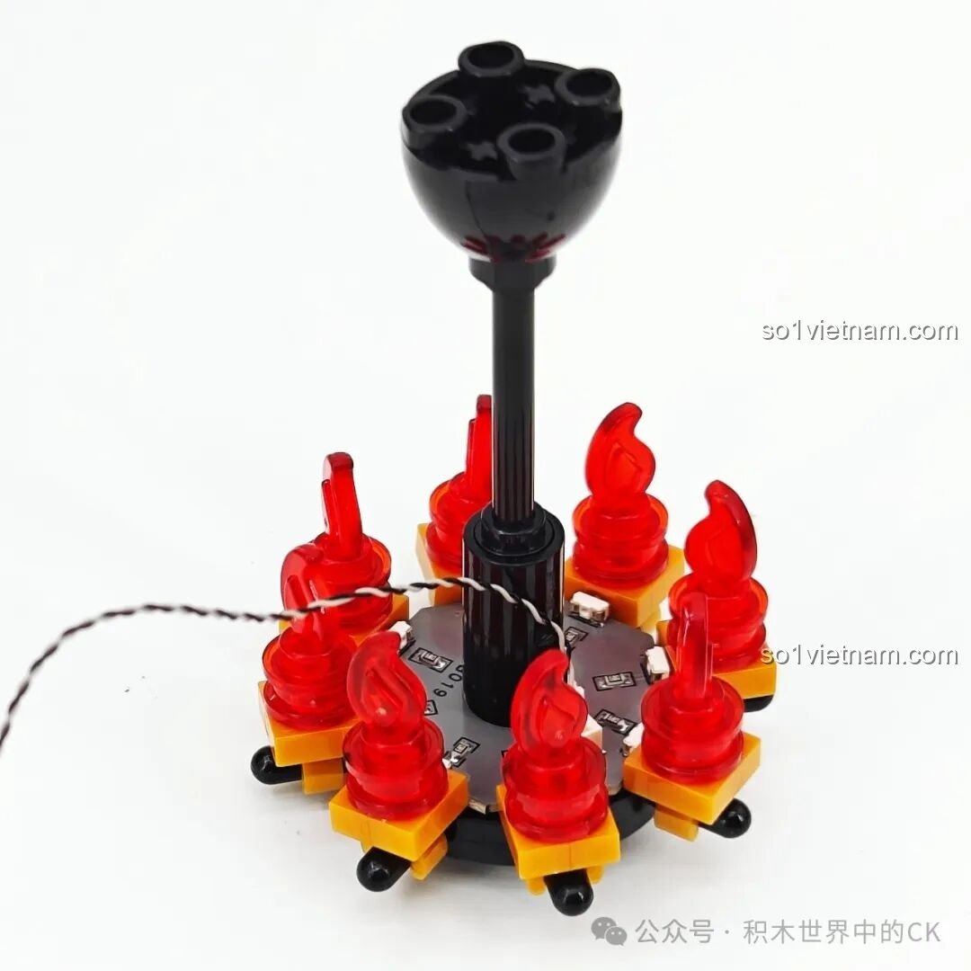 Mô hình FunWhole F9021 Saloon Miền Tây hoàn chỉnh, rực rỡ ánh đèn LED nhìn từ góc nghiêng.