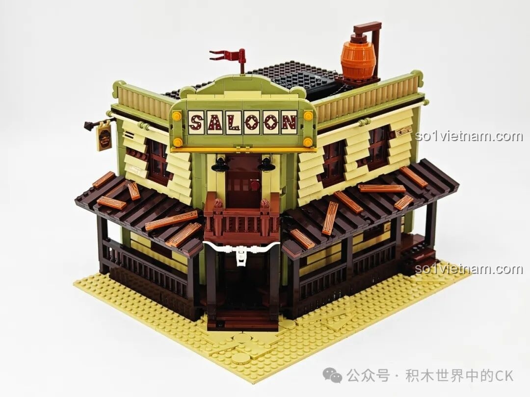 Mô hình FunWhole F9021 Saloon Miền Tây nhìn từ góc bên phải, hiển thị các chi tiết ngoại thất.