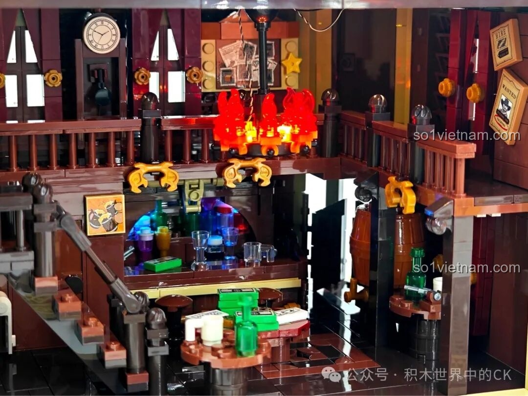 Mô hình FunWhole F9021 Saloon Miền Tây nhìn từ góc bên trái, hiển thị mặt hông của tòa nhà.