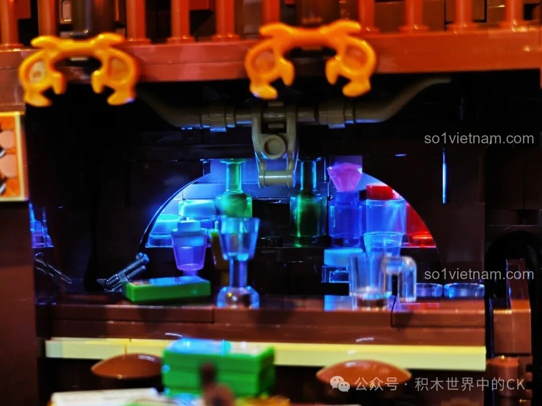 Mô hình Saloon Miền Tây F9021 hoàn chỉnh cùng ba nhân vật minifigure, có bật đèn LED.