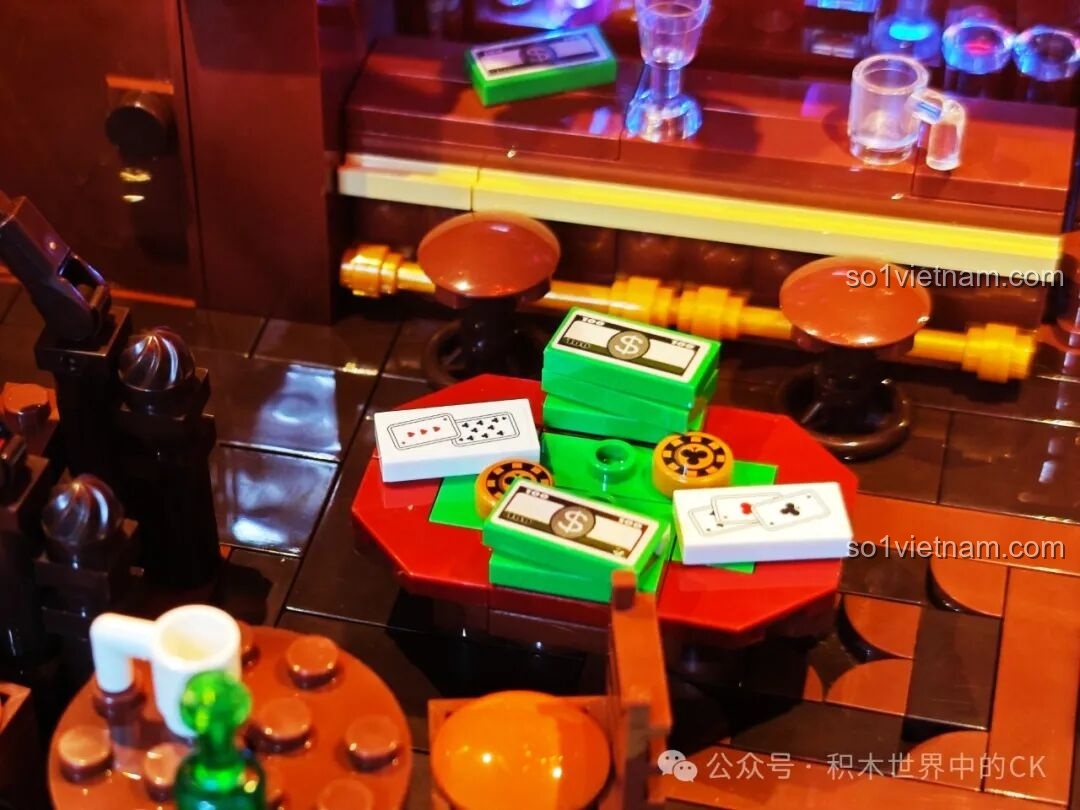 Mô hình Saloon Miền Tây F9021 hoàn chỉnh cùng ba nhân vật minifigure, không bật đèn LED.