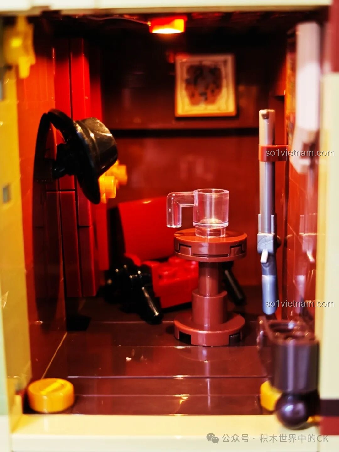 Mô hình FunWhole F9021 Saloon Miền Tây hoàn chỉnh cùng ba nhân vật minifigure, sẵn sàng trưng bày.