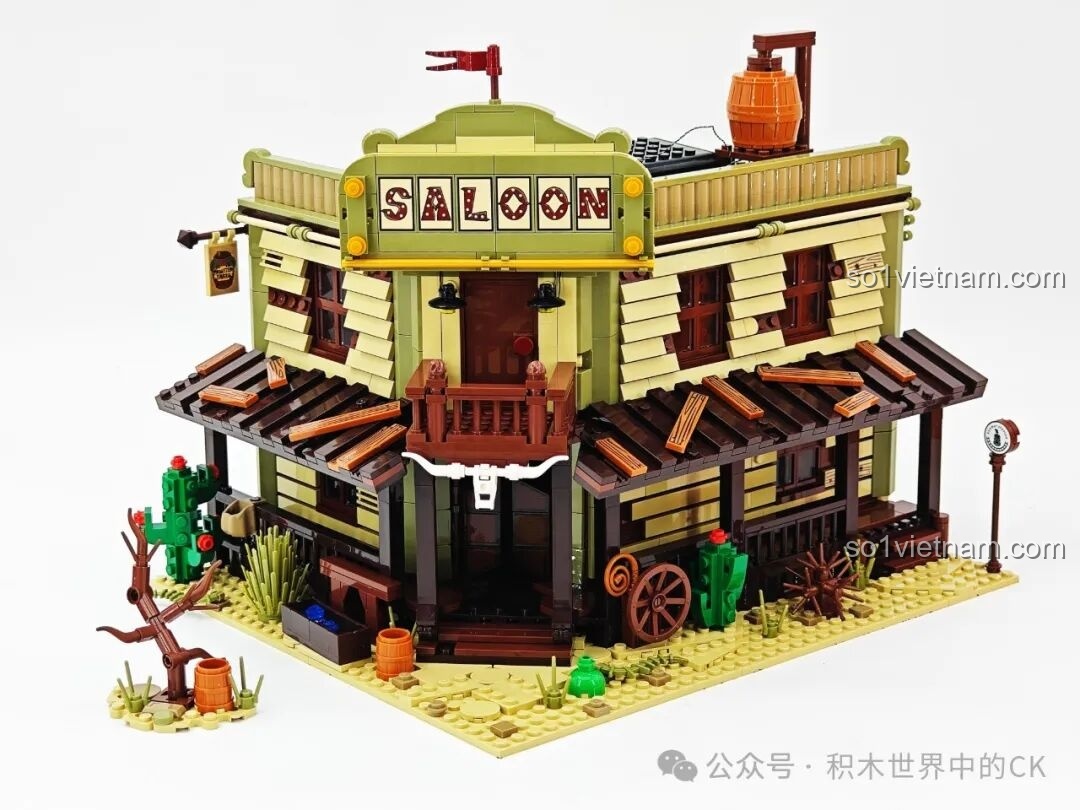 Mặt sau của mô hình FunWhole F9021 Saloon Miền Tây, với các bức tường màu be.