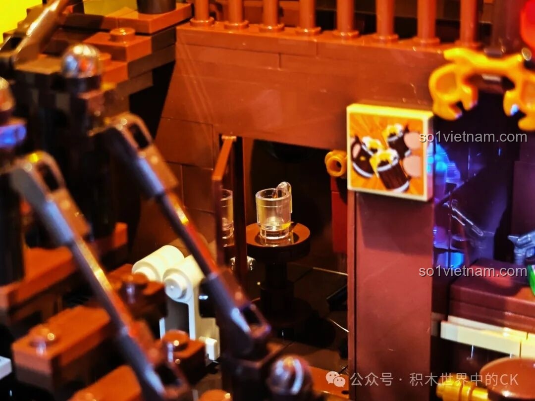 Mô hình Saloon Miền Tây F9021 với một nhân vật minifigure đứng trước cửa, nhìn từ xa.