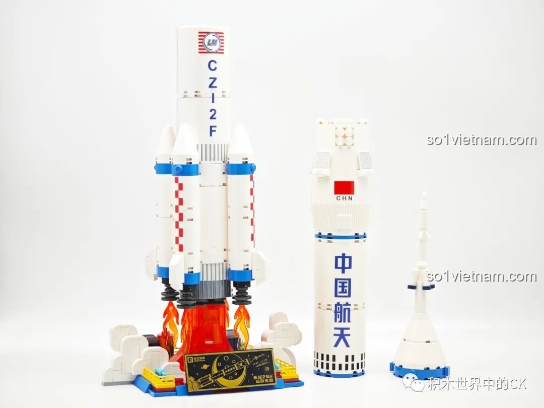 Mô hình Tên lửa đẩy Trường Chinh 2F Sembo 203366 hoàn chỉnh với các tầng có thể tách rời, trưng bày trên bệ phóng.