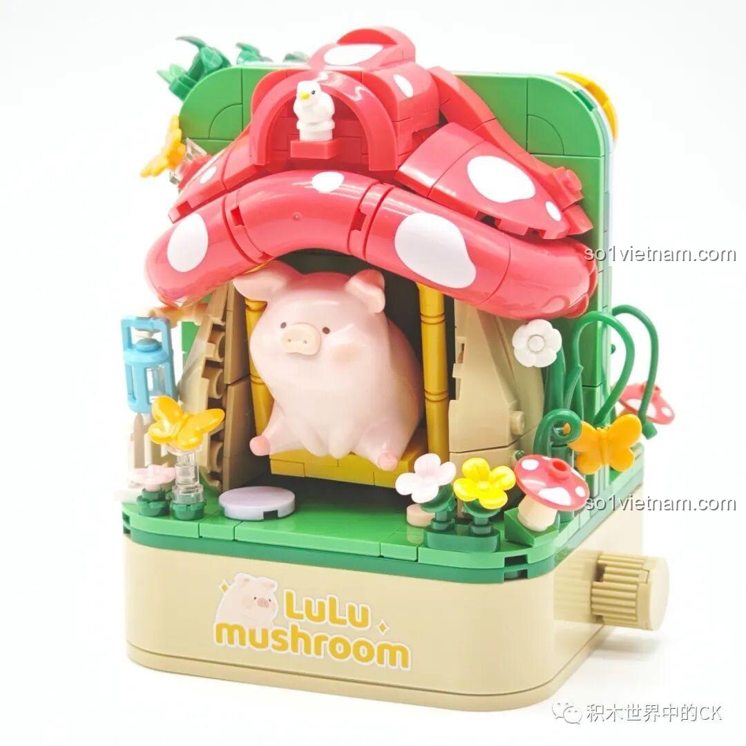 Mô hình Sembo 608076 Heo Nấm đã hoàn thiện, mặt trước với Heo LuLu ngồi xích đu dưới nhà nấm.