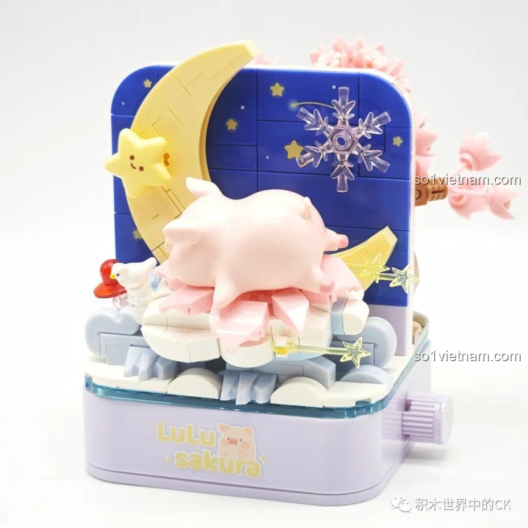 Mặt trước của mô hình Sembo 608077 Heo Anh Đào, với Heo LuLu nằm trên mây dưới trăng sao.