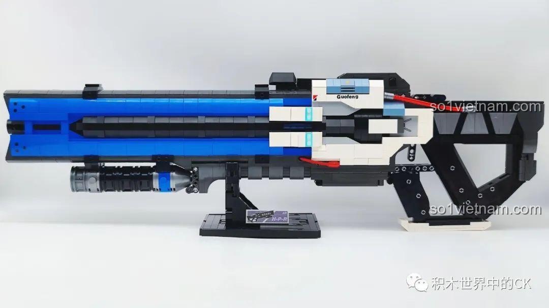 Mô hình súng JIESTAR 58023 Heavy Pulse Rifle đặt trên đế trưng bày màu đen, nhìn từ bên trái.