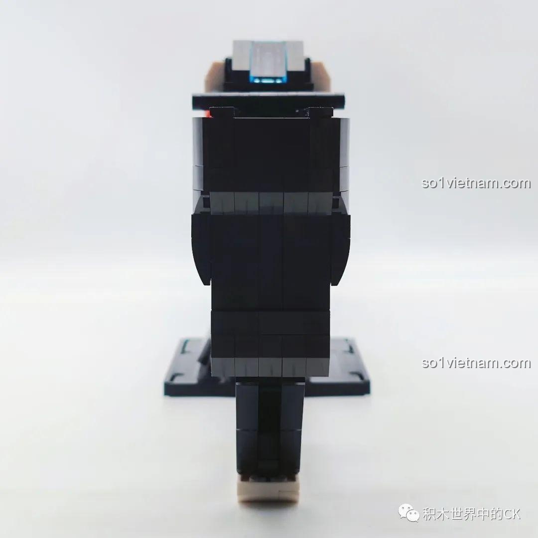 Mô hình súng JIESTAR 58023 nhìn từ phía sau, cho thấy sự đối xứng và độ dày của phần báng súng.