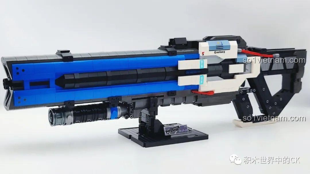 Toàn cảnh mô hình súng JIESTAR 58023 Heavy Pulse Rifle đặt trên đế trưng bày màu đen, nhìn từ bên phải.