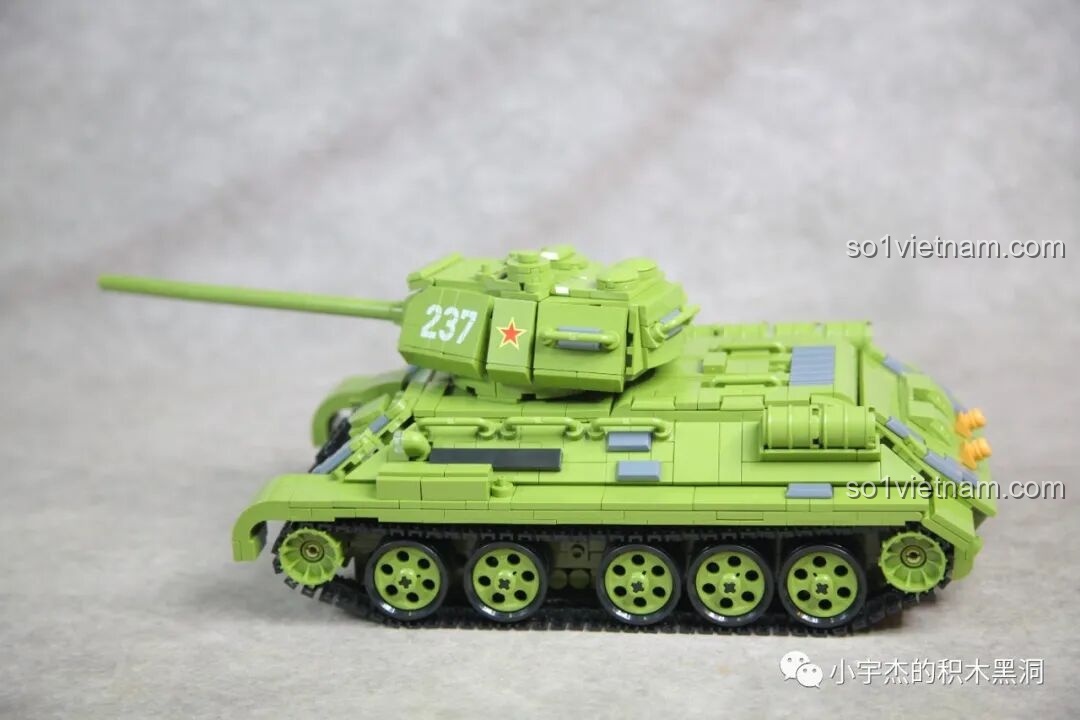 Góc nhìn chéo từ phía sau của mô hình xe tăng T-34 Panlos 632012 đã hoàn thiện.