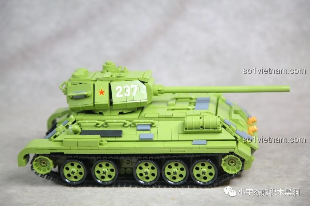 Góc nhìn từ phía trước của mô hình xe tăng T-34 Panlos 632012, sẵn sàng xung trận.