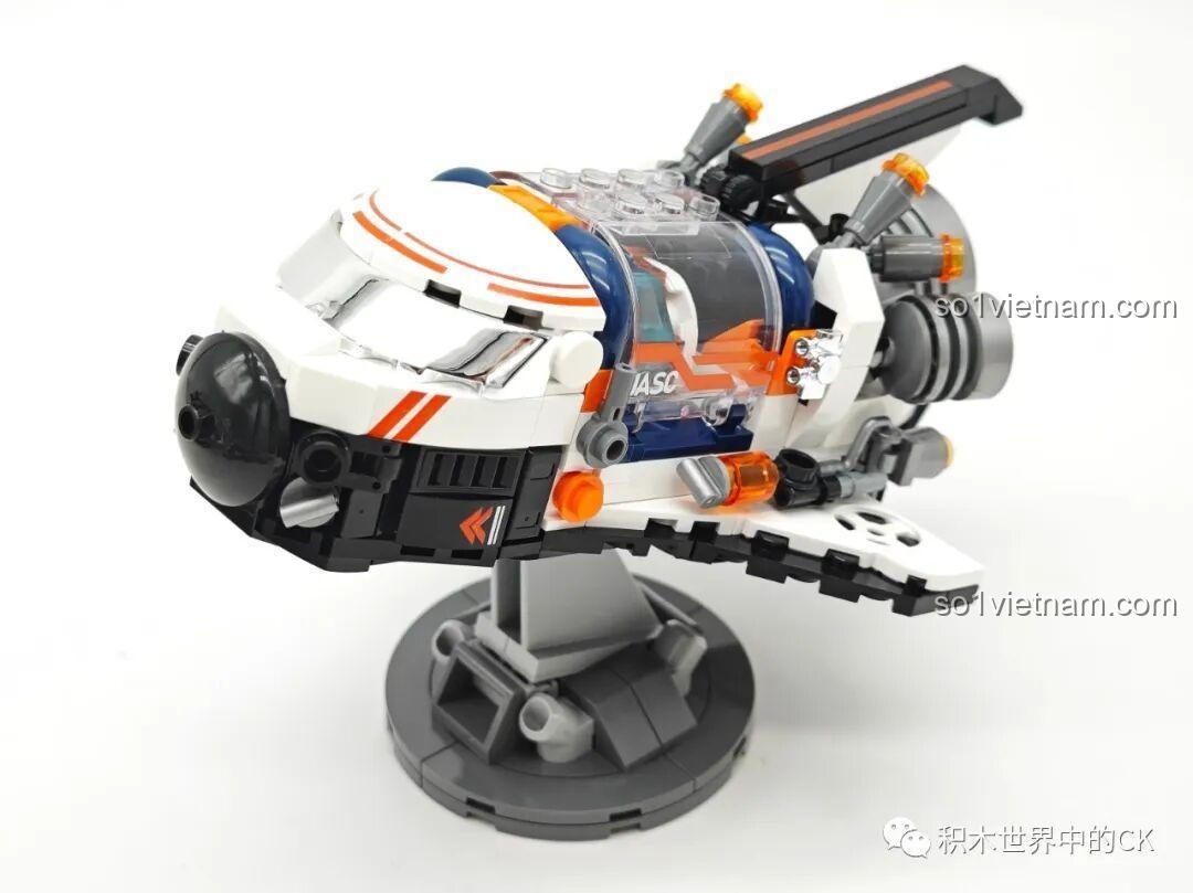 Mô hình tàu con thoi JAKI JK8507 đã hoàn thiện, được đặt trên đế trưng bày tạo dáng đang bay lên.