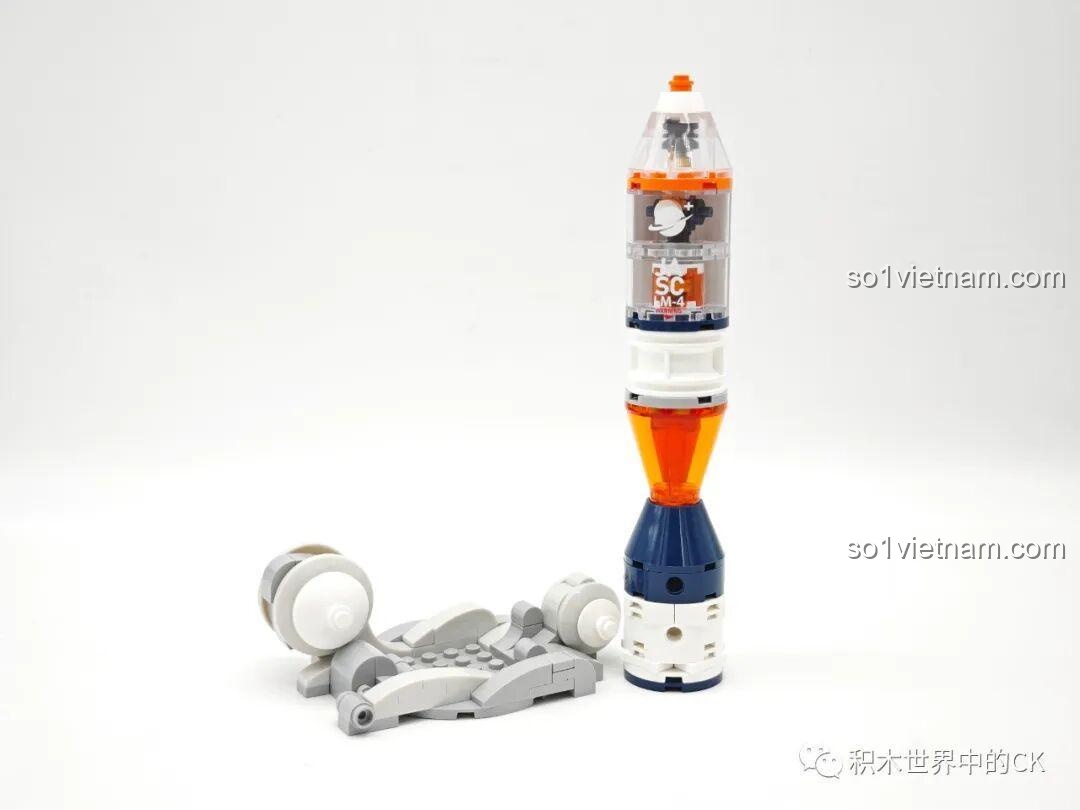 Mô hình Tên lửa vũ trụ JAKI JK8508 đã hoàn thiện, đứng vững trên bệ phóng với hiệu ứng lửa.