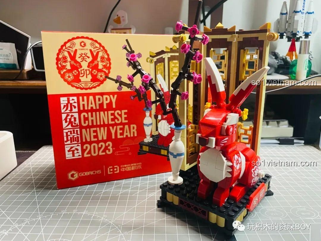 Mô hình linh vật Thỏ của Gobricks từ năm 2023, đặt cạnh hộp sản phẩm.