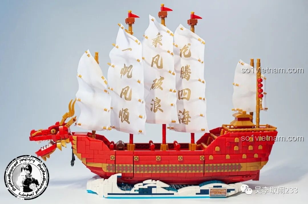 Mô hình Thuyền Rồng Tụ Phúc FC6007 Forange đã hoàn thành, nổi bật với thân thuyền đỏ, buồm trắng và đầu rồng uy nghi, sẵn sàng trưng bày.