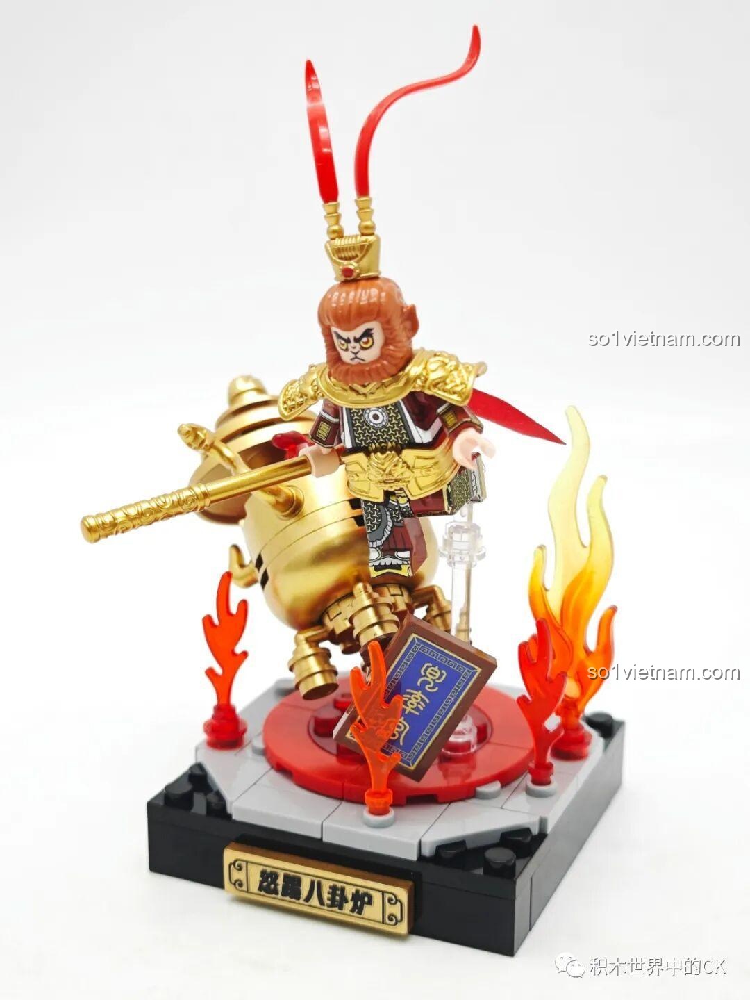 Mô hình hoàn chỉnh set CQQ10013, Tôn Ngộ Không đang đạp đổ lò Bát Quái giữa những ngọn lửa.