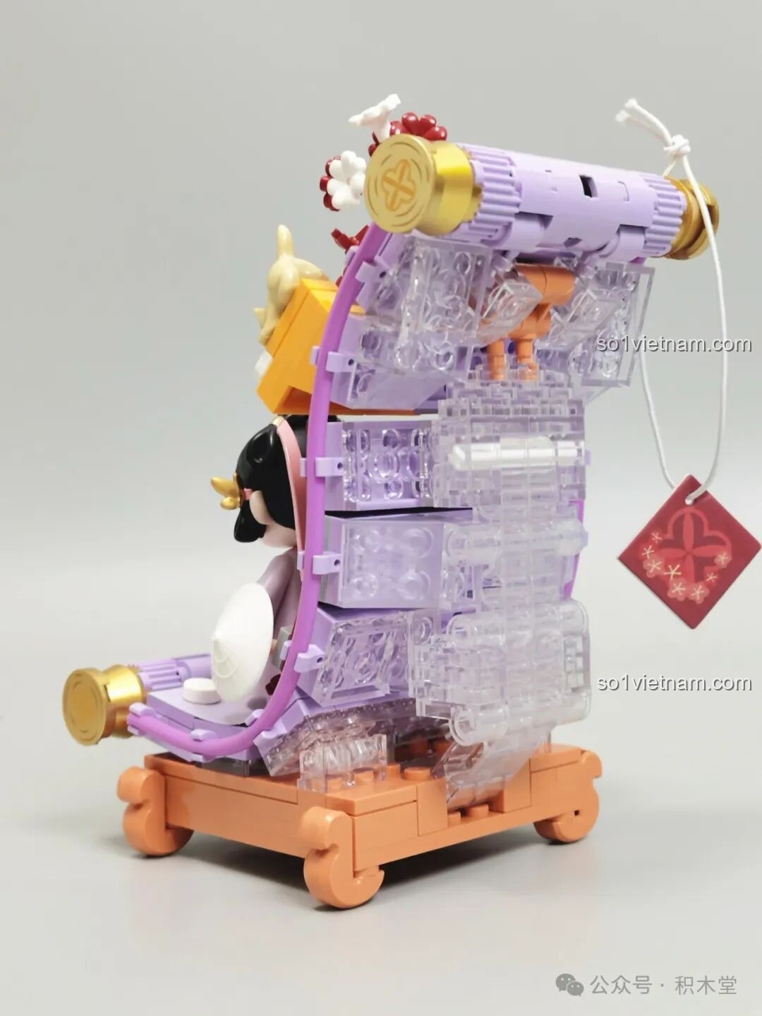 Mặt sau của mô hình TOP TOY Nanci Mùa Đông với thẻ treo màu đỏ.