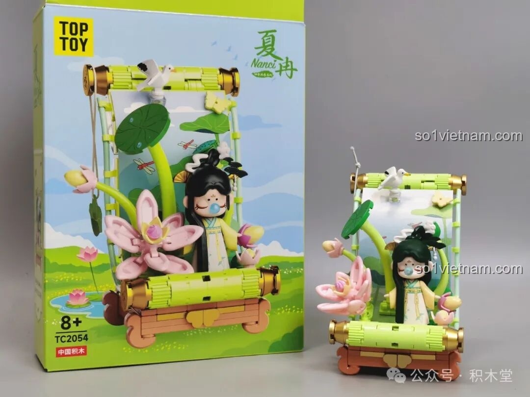 So sánh mô hình TOP TOY Nanci Cuộn Tranh mùa Hạ hoàn thiện với hình ảnh trên hộp sản phẩm.