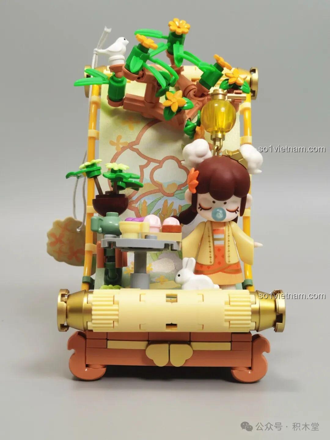 Mô hình TOP TOY Nanci mùa Thu TC2055 đã hoàn thiện, tái hiện cảnh Nanci ngồi bên bàn trà cùng thỏ trắng dưới gốc cây.