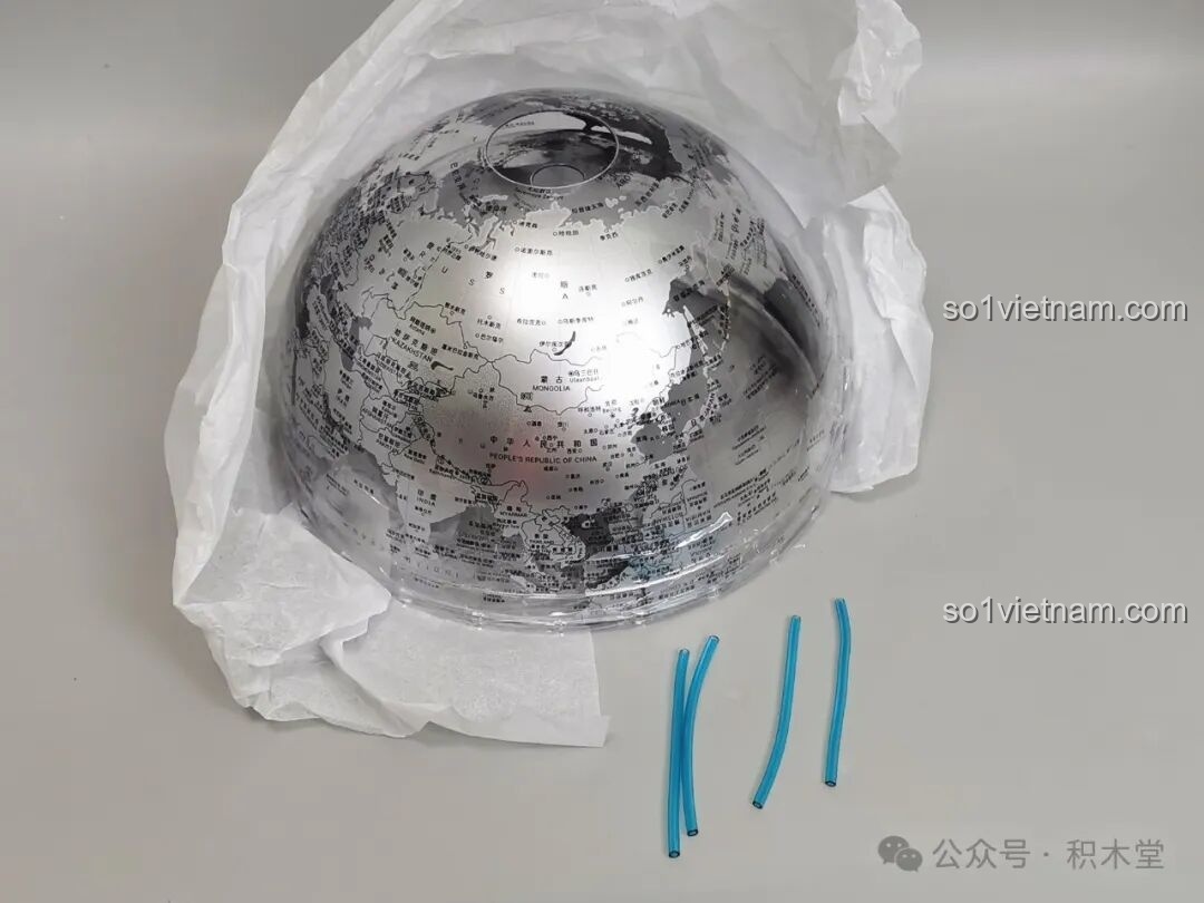 Hai nửa quả địa cầu trong suốt với bản đồ thế giới được in chi tiết, cùng các ống màu xanh dương. Mô hình Trái Đất có không gian JAKI CK003 giá tốt.