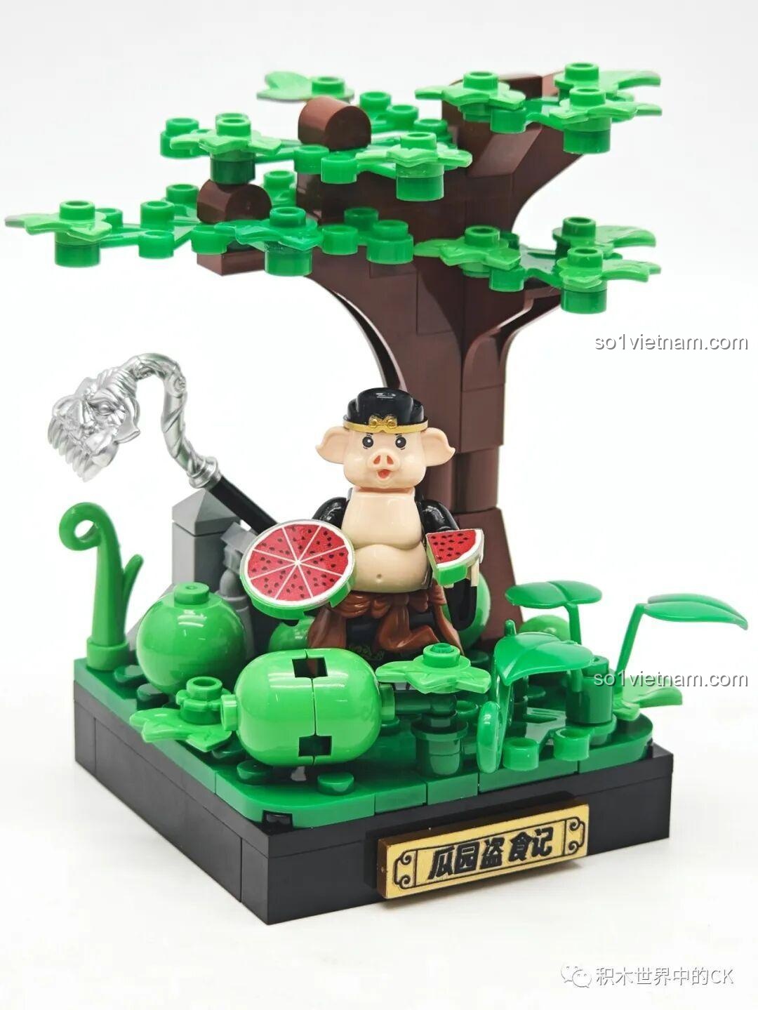 Mô hình hoàn chỉnh cảnh Trư Bát Giới ngồi ăn dưa hấu dưới gốc cây, một cảnh tượng hài hước.