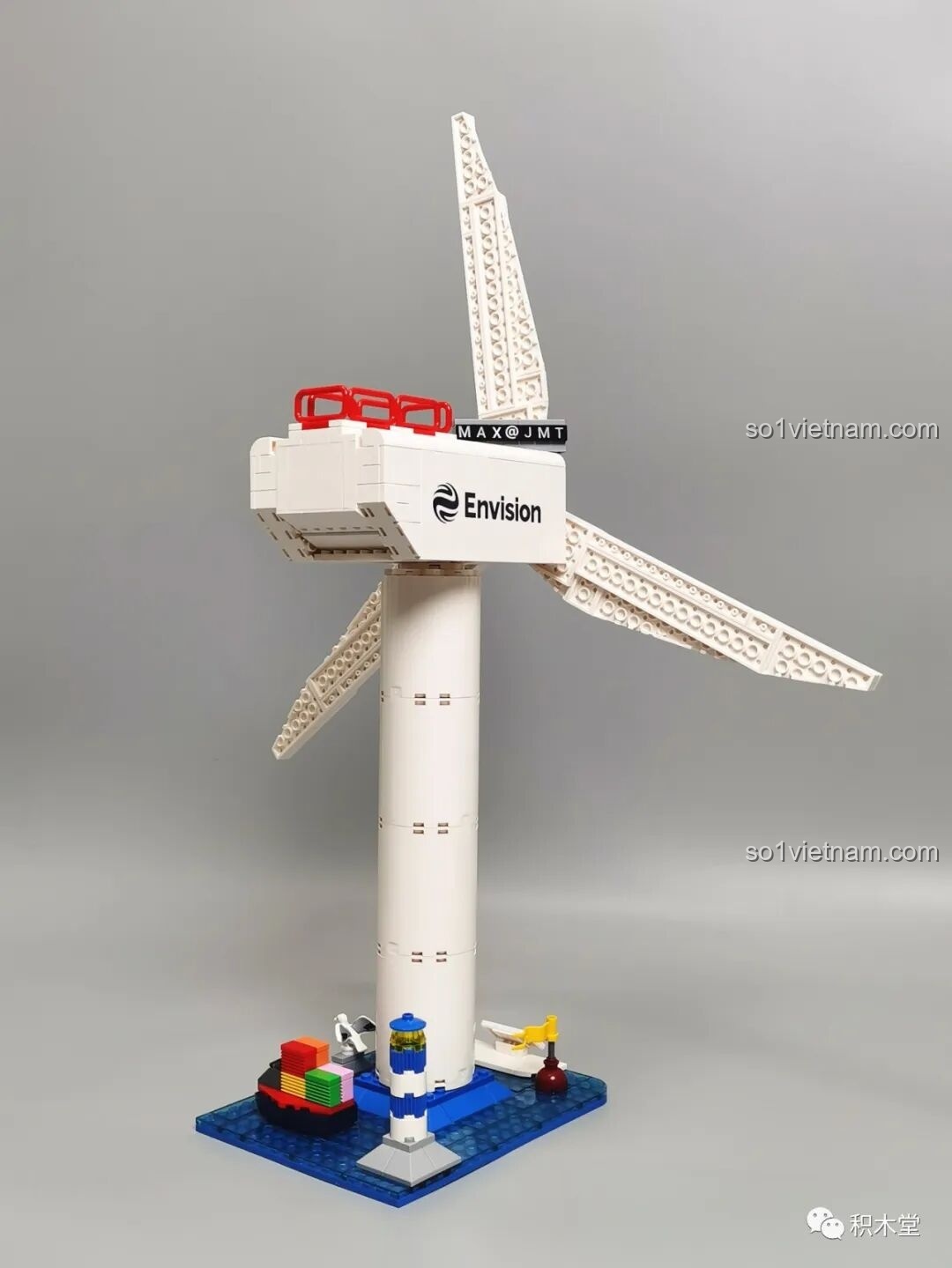 Mô hình Tuabin Gió Envision Pantasy 11014 nhìn từ bên hông, cho thấy chiều cao ấn tượng của tuabin, rất hoành tráng.