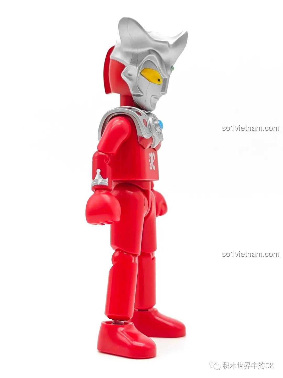 Góc nhìn bên hông của mô hình Ultraman Leo BLOKEES Ultraman GV-08, cho thấy cấu trúc và màu sắc.