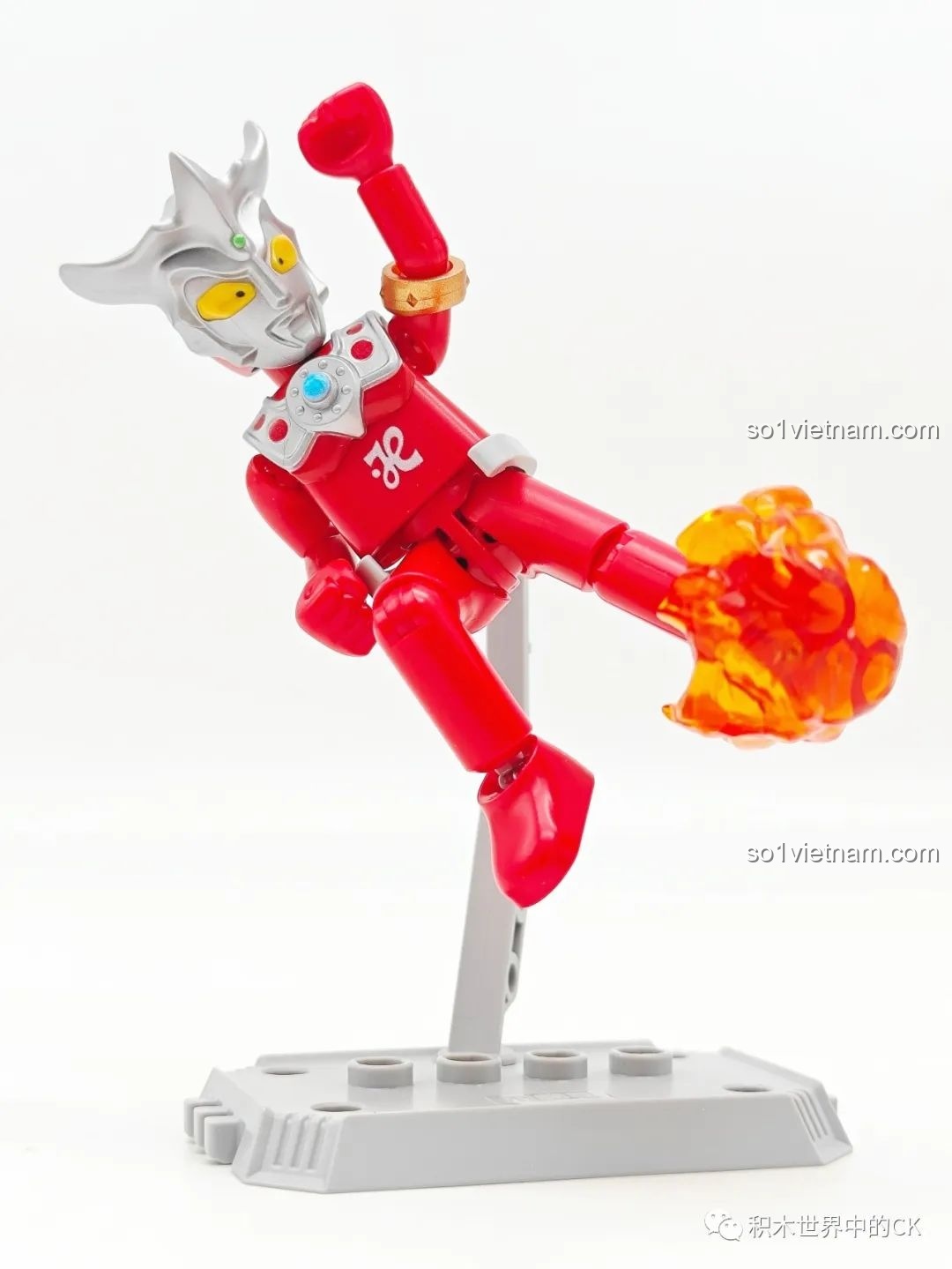 Mô hình Ultraman Leo BLOKEES Ultraman GV-08 tạo dáng đá với hiệu ứng lửa, trên đế trưng bày.