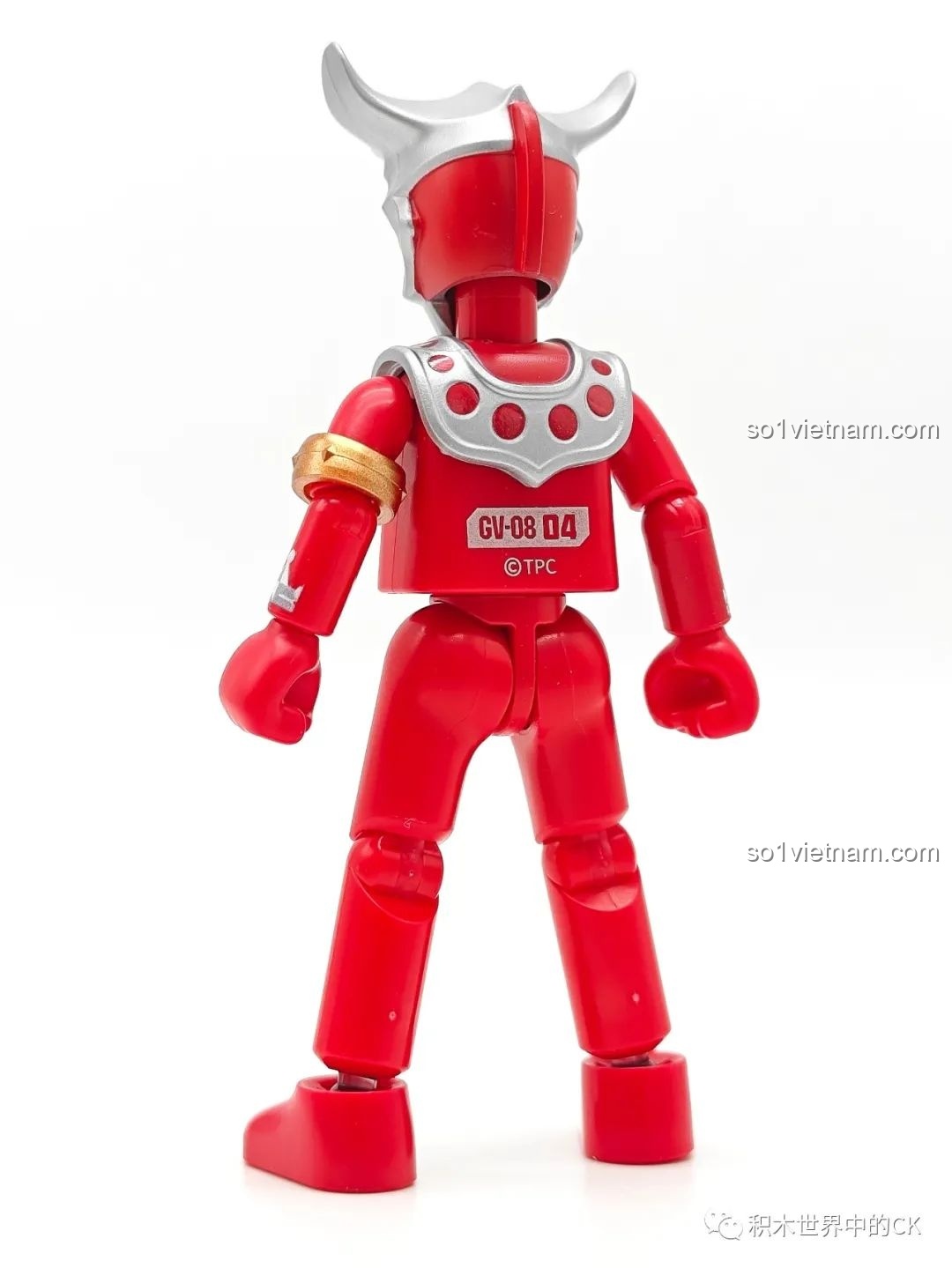 Mặt sau của mô hình Ultraman Leo trong bộ sưu tập BLOKEES Ultraman GV-08, hiển thị các chi tiết giáp.