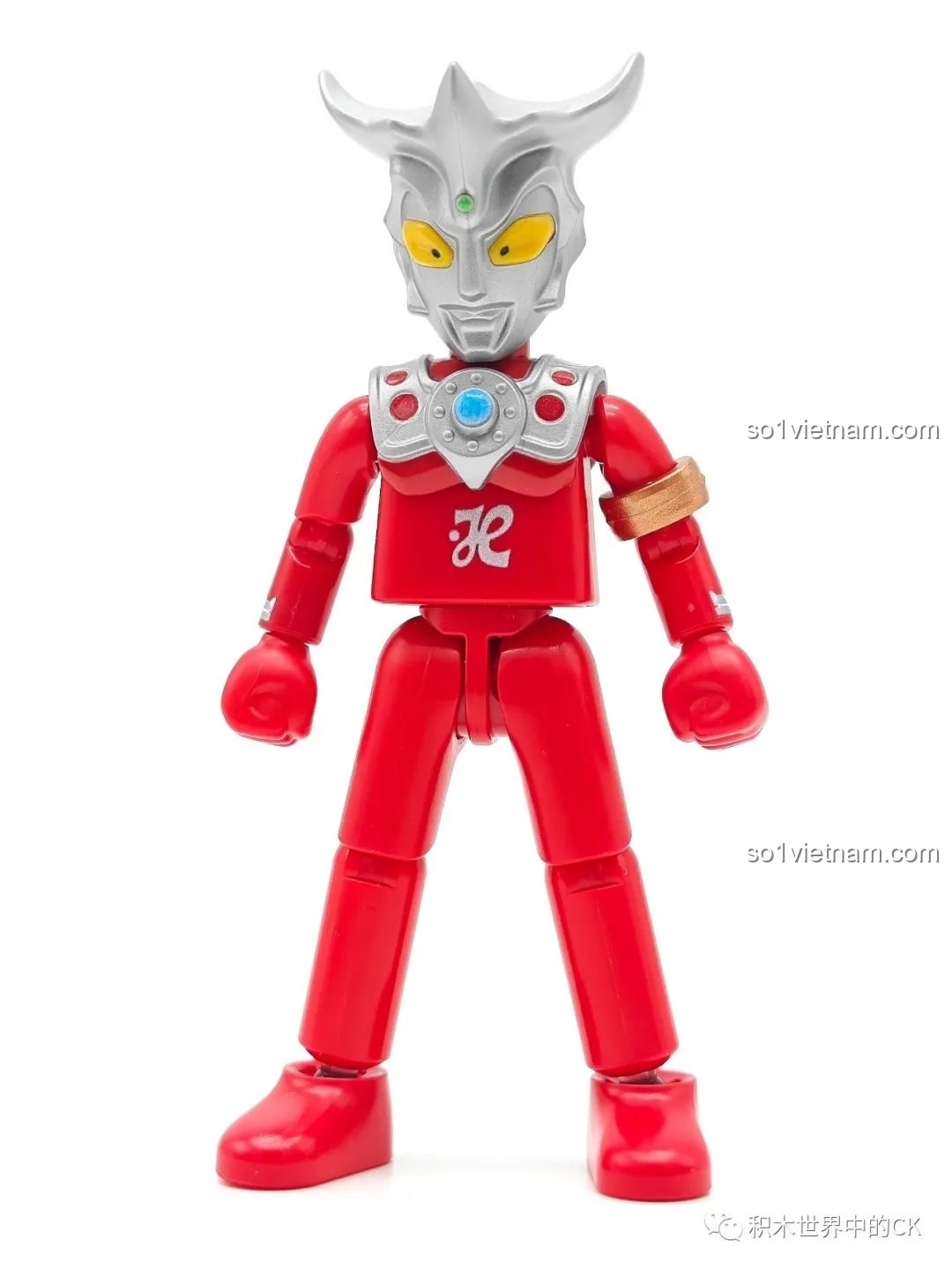 Mô hình đồ chơi lắp ráp Ultraman Leo (GV-08 04) của BLOKEES Ultraman GV-08 nhìn từ phía trước.