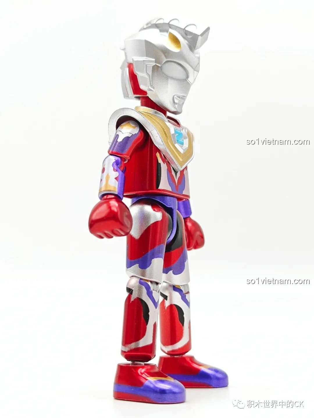 Góc nghiêng của mô hình Ultraman Z Gamma Future BLOKEES HV-03, cho thấy thiết kế tổng thể và độ cân đối của figure.