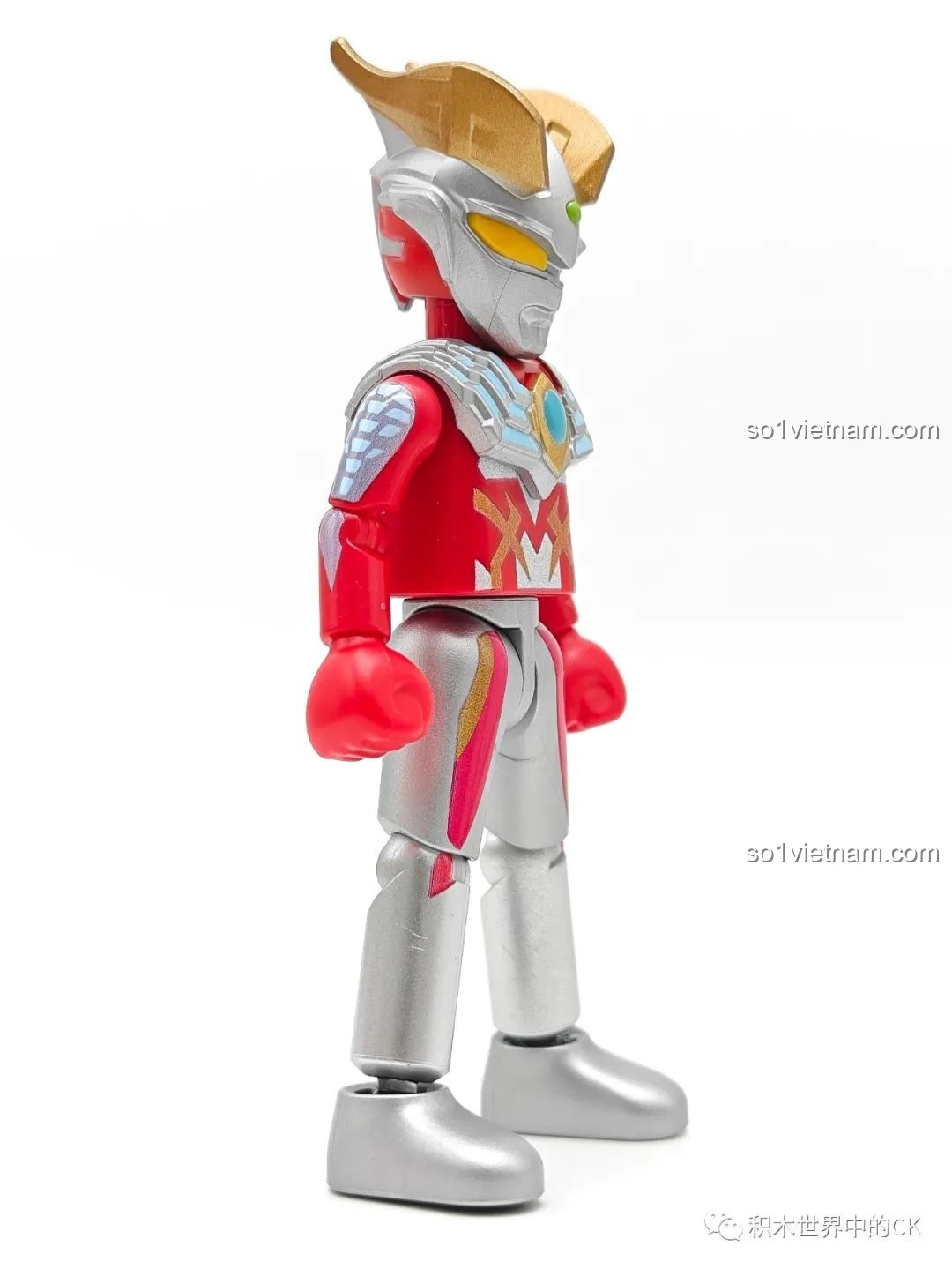 Góc nhìn bên hông của mô hình Ultraman Zero Cường Tráng BLOKEES Ultraman GV-08.