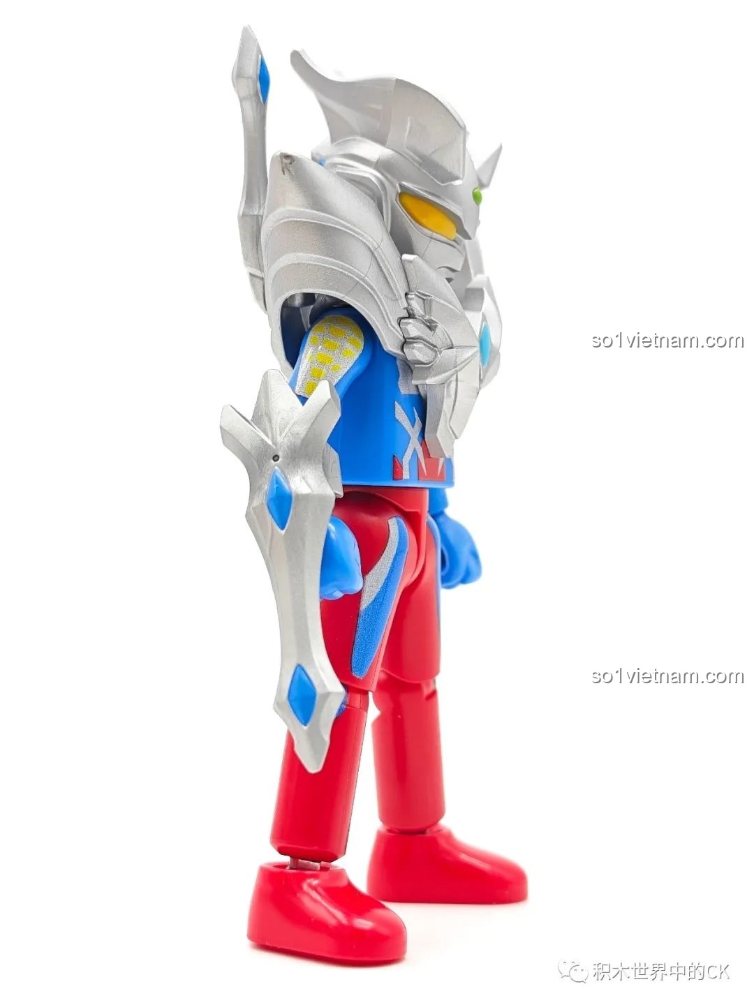 Góc nhìn bên hông của mô hình Ultraman Zero Tối Thượng BLOKEES Ultraman GV-08.