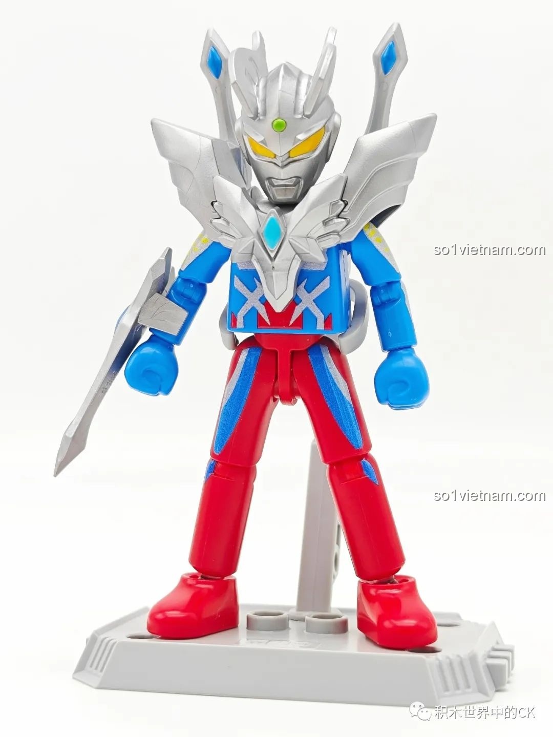 Mô hình Ultraman Zero Tối Thượng BLOKEES Ultraman GV-08 tạo dáng với kiếm trên đế trưng bày.