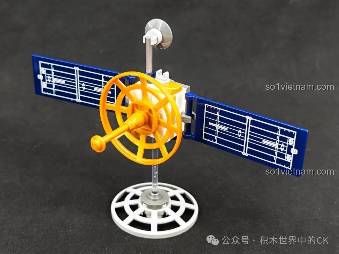 Mô hình vệ tinh nhân tạo trong bộ Keeppley K10235, với các tấm pin năng lượng mặt trời và ăng-ten chảo.