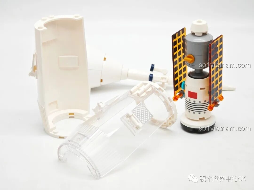 Mô hình vệ tinh được lấy ra khỏi tên lửa Sembo 203366, cho thấy chi tiết các tấm pin năng lượng mặt trời.