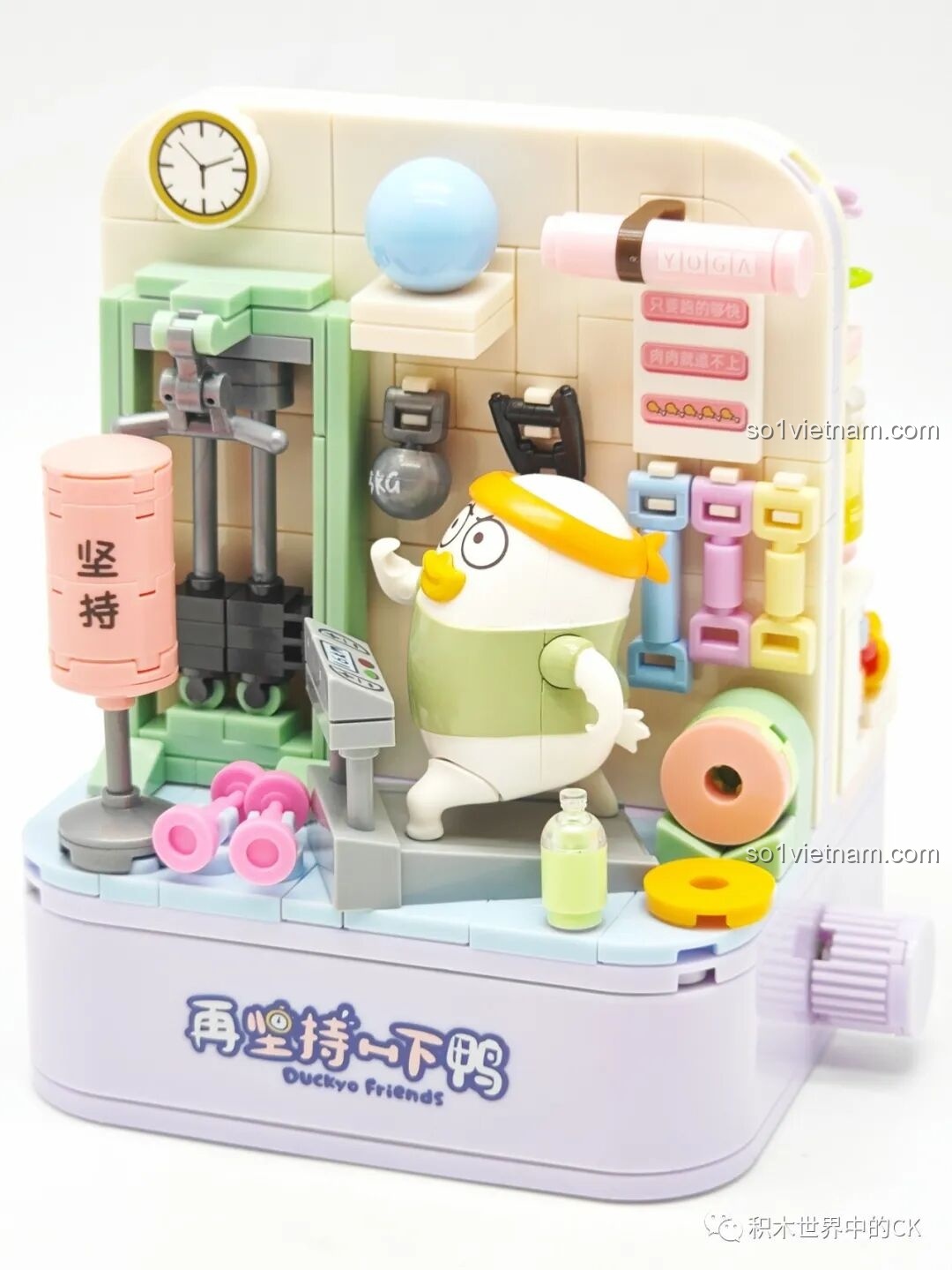 Mô hình Vịt Liu tập gym hoàn thiện, đang chạy bộ trong phòng gym mini với đầy đủ dụng cụ thể thao.