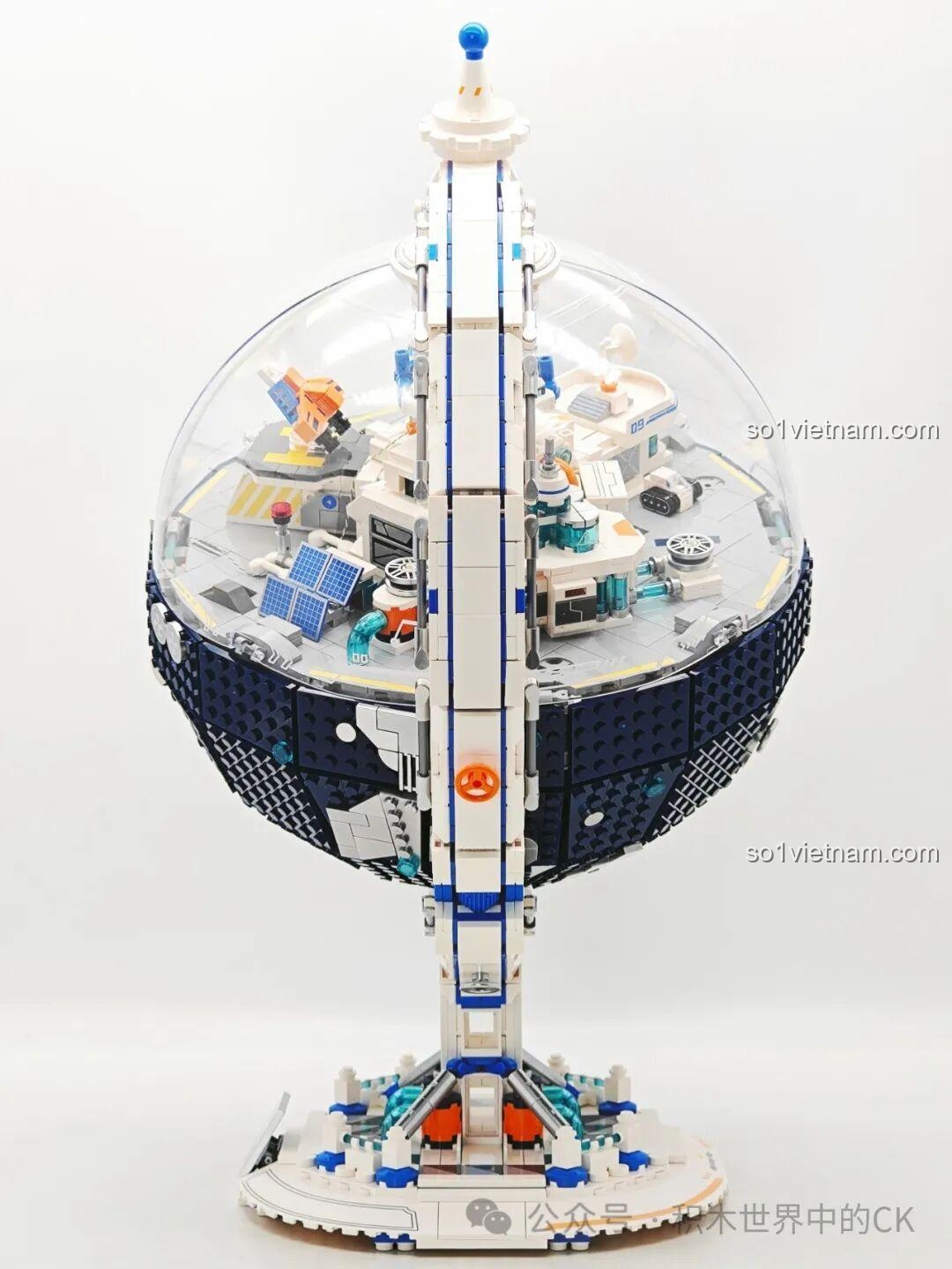 Mô hình Wekki 506502 Kế hoạch Di cư Hành tinh ở một góc khác, làm nổi bật trạm không gian chi tiết bên trong quả địa cầu.