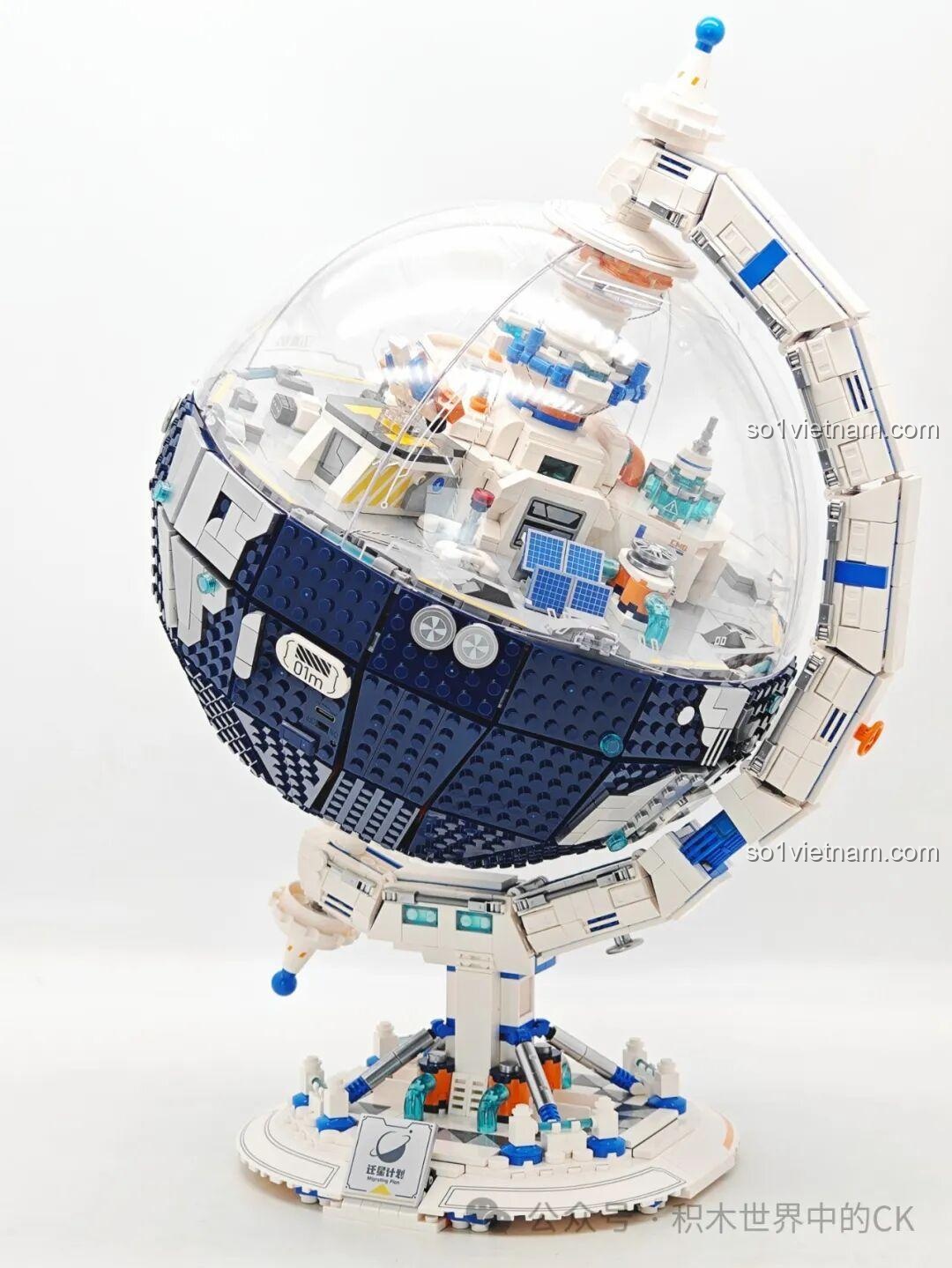 Mô hình Wekki 506502 Kế hoạch Di cư Hành tinh nhìn từ trên xuống, phô diễn cấu trúc độc đáo của trạm không gian bên trong.