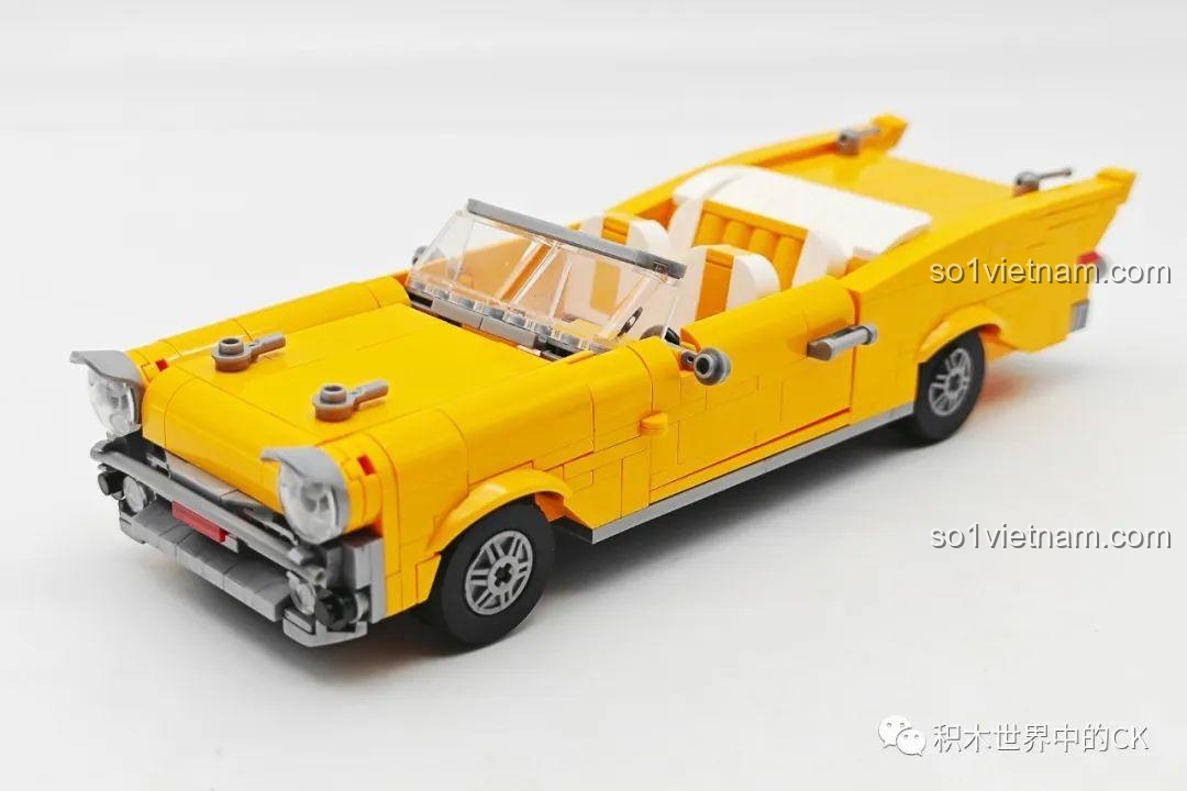 Mô hình Xe Mui Trần Của Mèo Garfield Balody 20141 sau khi lắp xong và chưa dán sticker, màu vàng nổi bật.